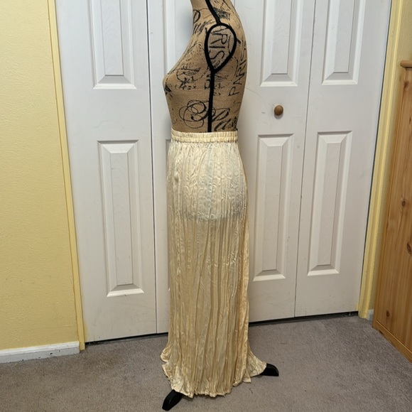 H&M Cream Pleated Skirt - Picture 2 of 8